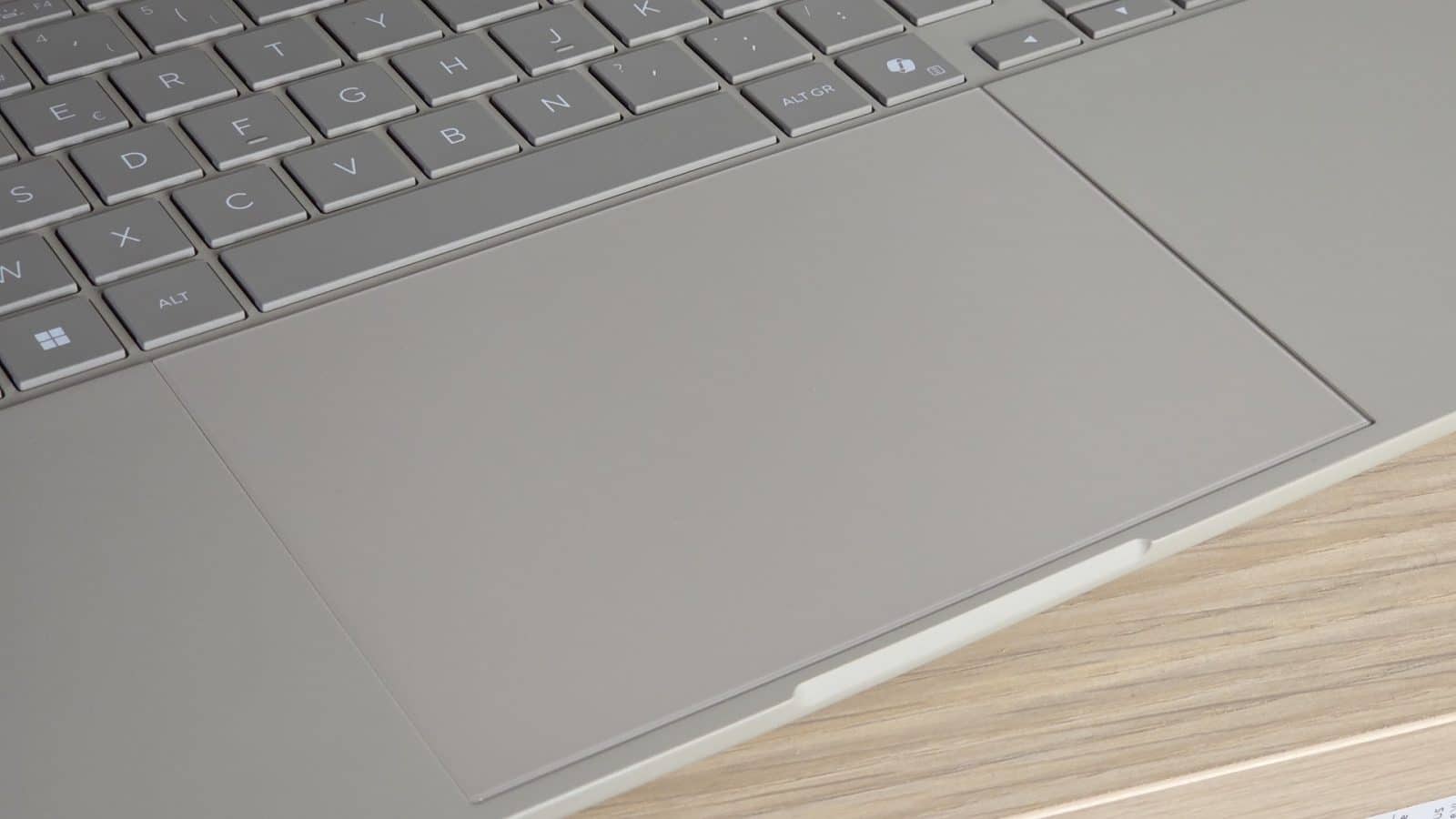 Gros plan sur le pavé tactile de l'ASUS Zenbook A16