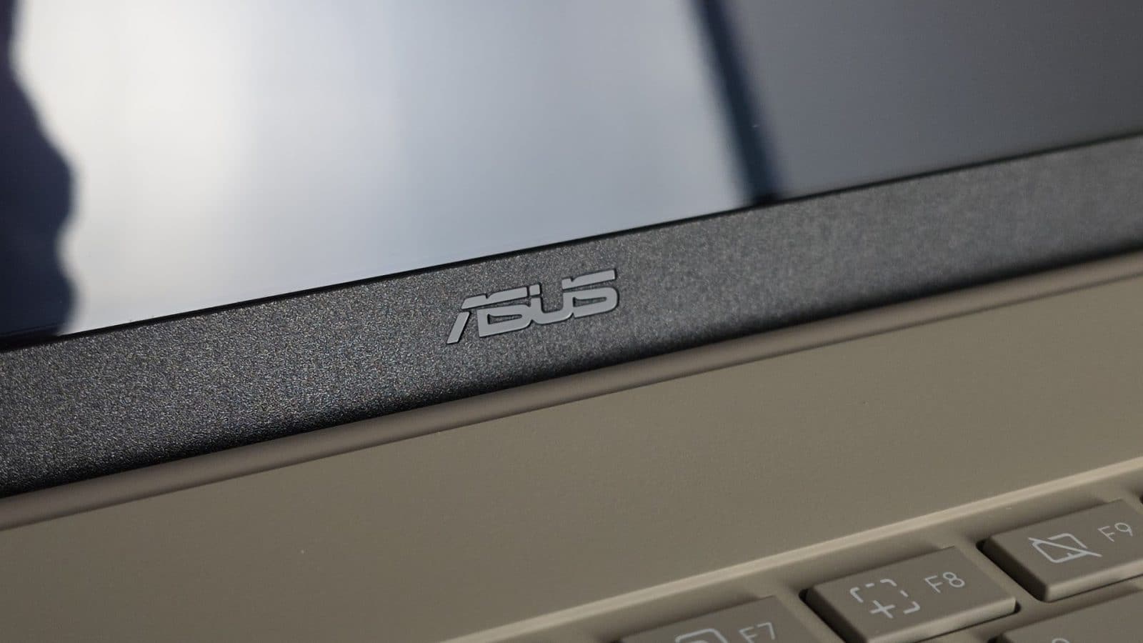 Logo ASUS sur la bordure d'écran du Zenbook A16