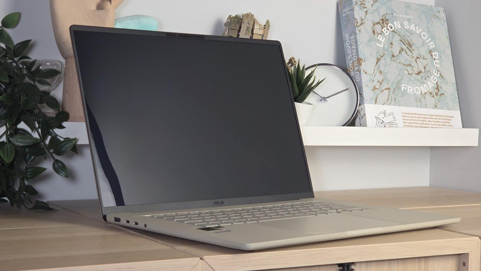 ASUS Zenbook A16 ouvert vu de trois quarts, écran éteint