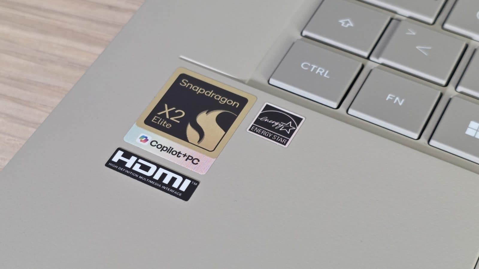 Autocollant Snapdragon X2 Elite et Copilot+ PC sur l'ASUS Zenbook A16