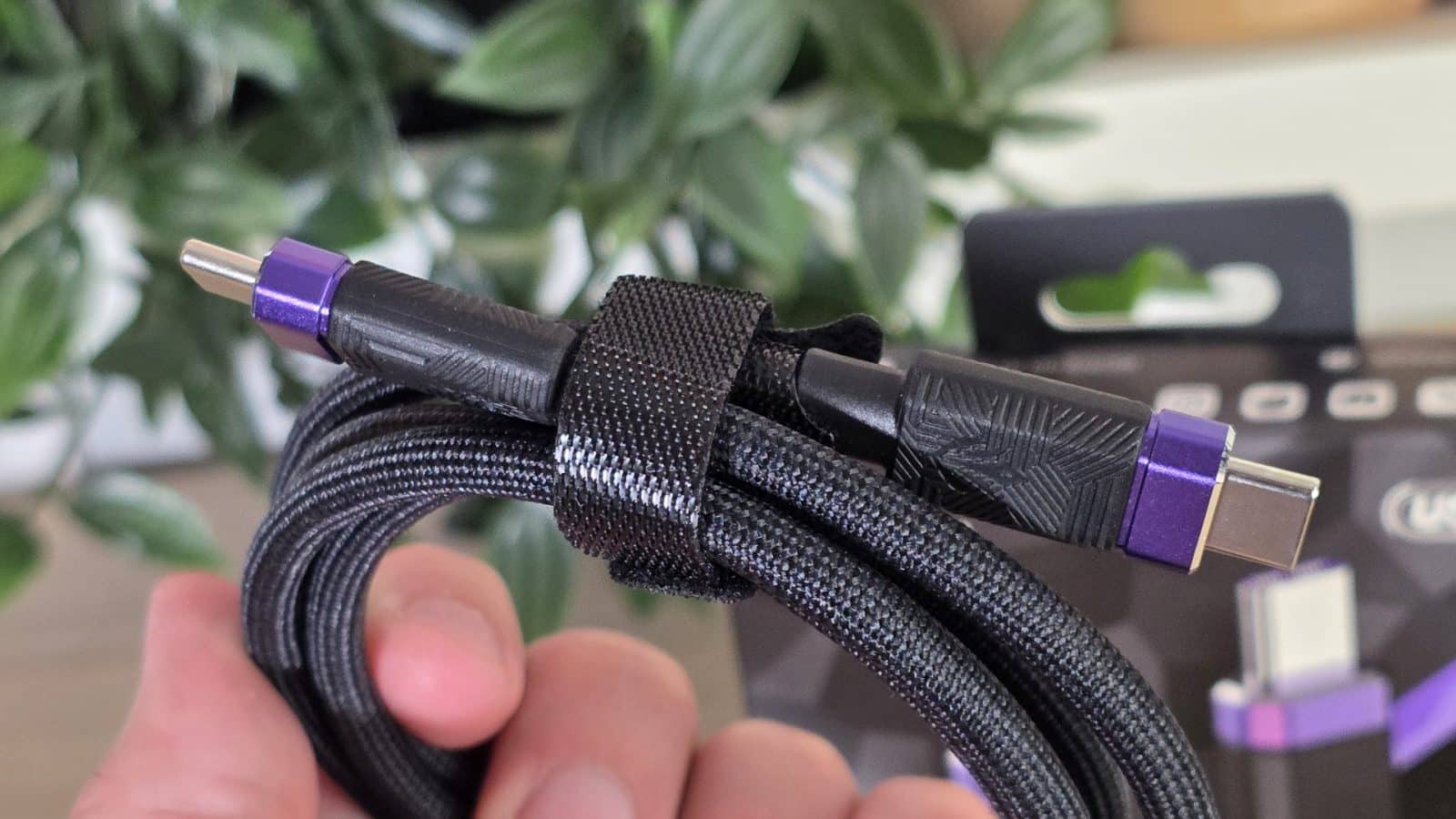 Câble Elo Link tressé avec embouts USB-C violets tenus en main