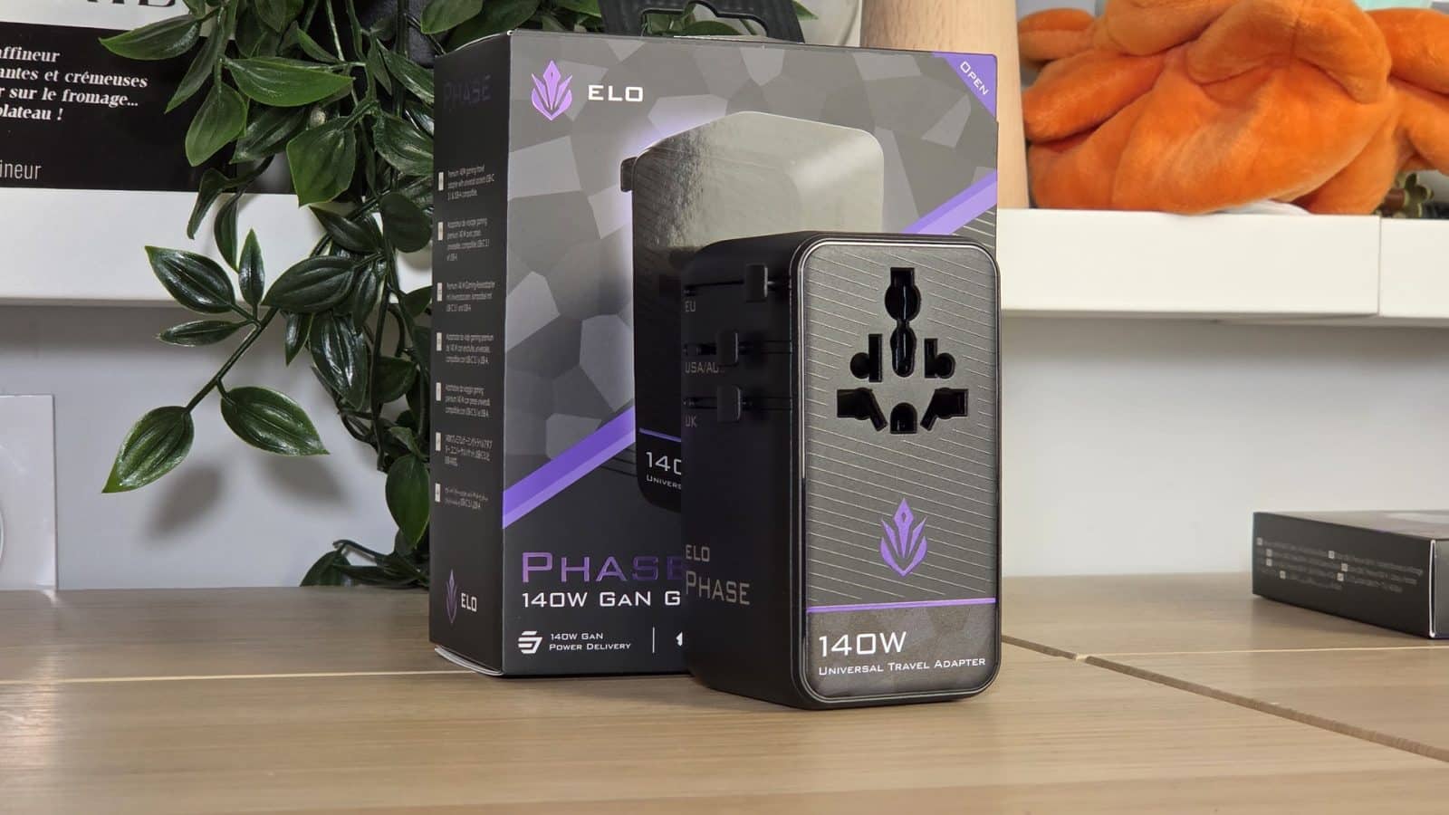 Chargeur de voyage Elo Phase 140W debout devant sa boîte