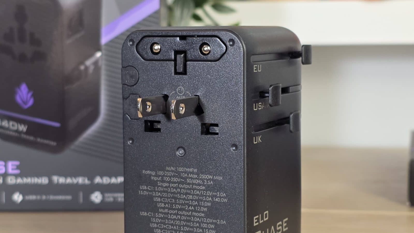 Prise universelle et broches pivotantes du chargeur de voyage Elo Phase