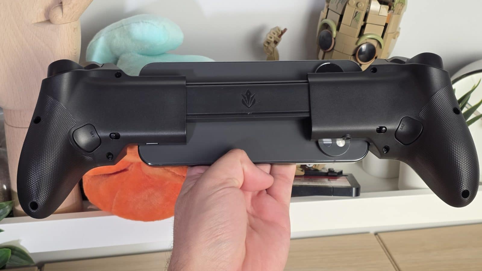 Manette Elo Vagabond repliée, vue de dessus sur un bureau