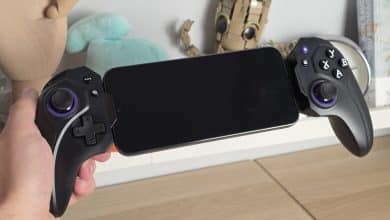 Manette Elo Vagabond dépliée avec un smartphone monté au centre et des boutons façon Xbox