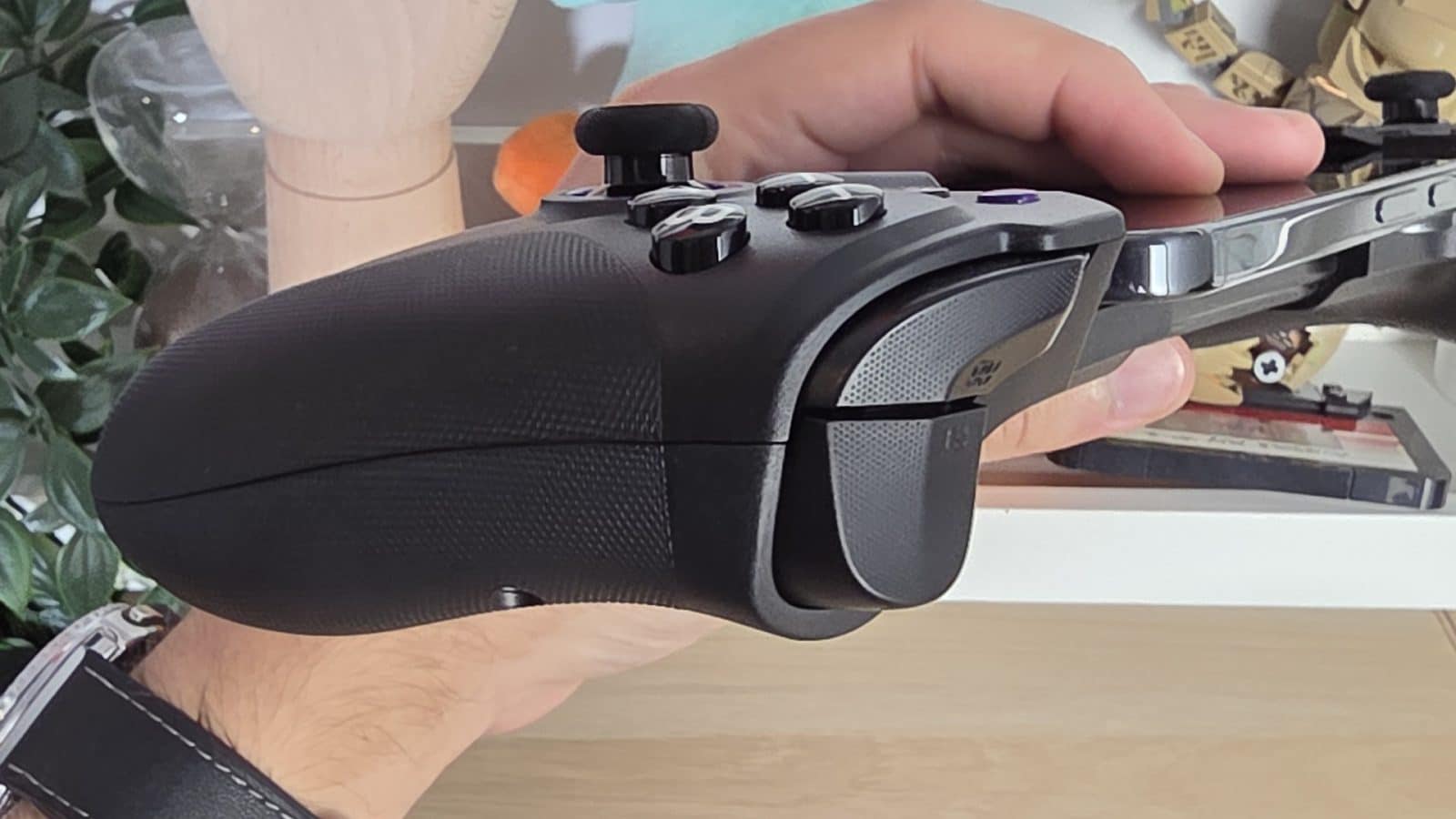 Mécanisme d'ouverture de la manette Elo Vagabond et connecteur USB-C central