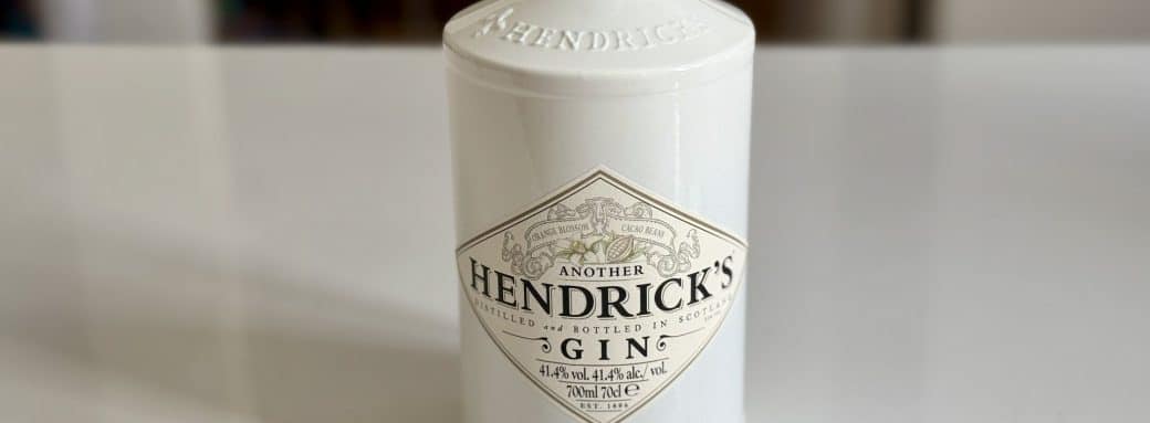 Bouteille Another Hendrick's, le gin écossais au cacao, en gros plan