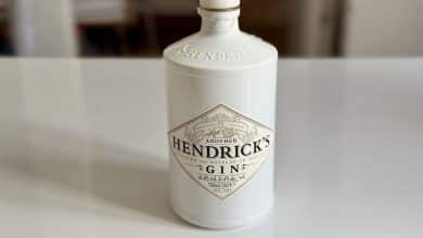 Bouteille Another Hendrick's, le gin écossais au cacao, en gros plan