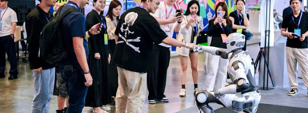 Un robot humanoide salue la foule au salon Beyond Expo 2026, a Macao