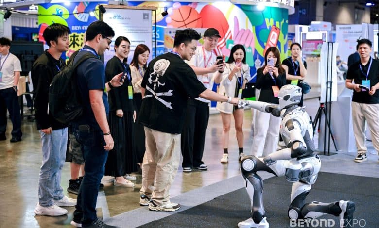 Un robot humanoide salue la foule au salon Beyond Expo 2026, a Macao