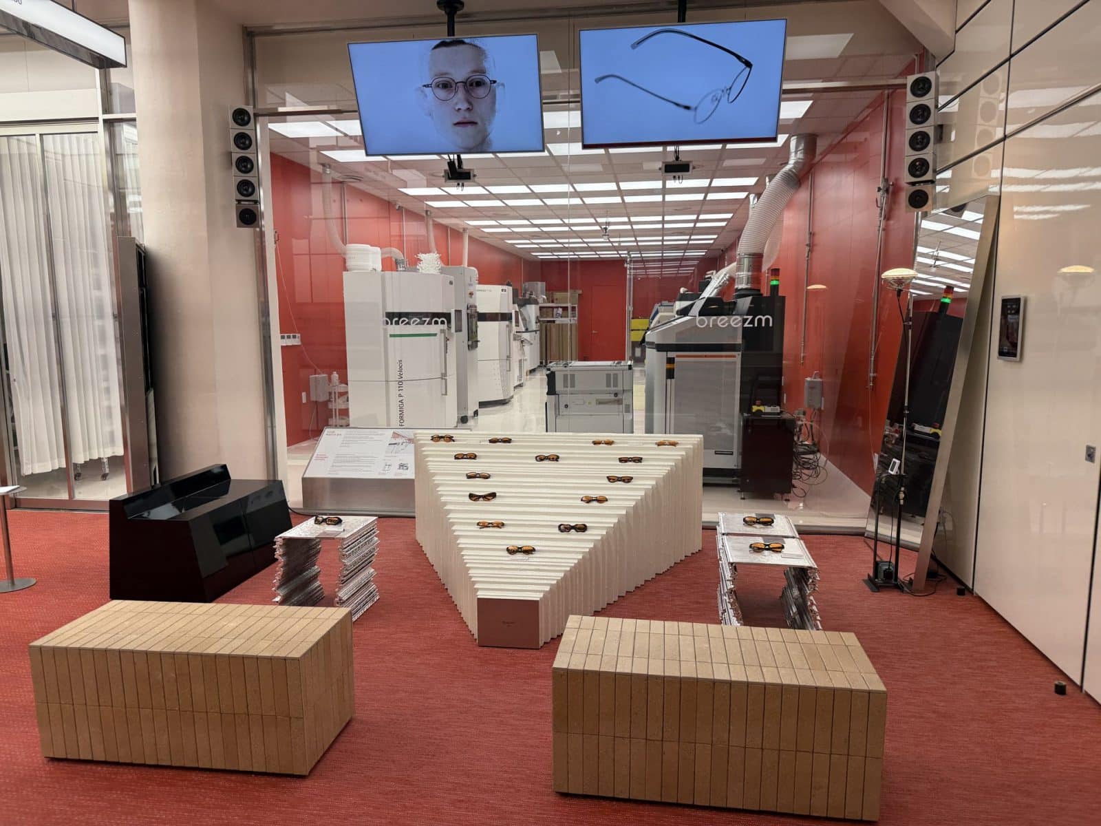 Showroom Breezm Foundry Seongsu avec l'atelier d'impression 3D visible derrière