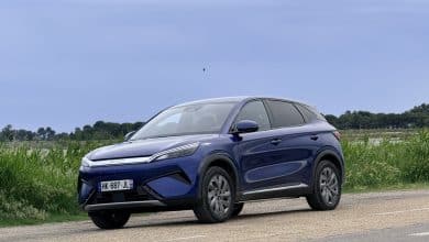 BYD ATTO 3 EVO bleu de trois quarts avant
