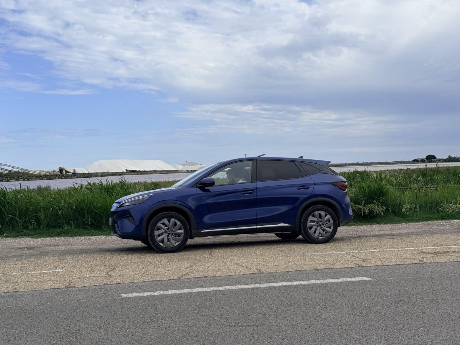 Profil du BYD ATTO 3 EVO devant les salins de Camargue