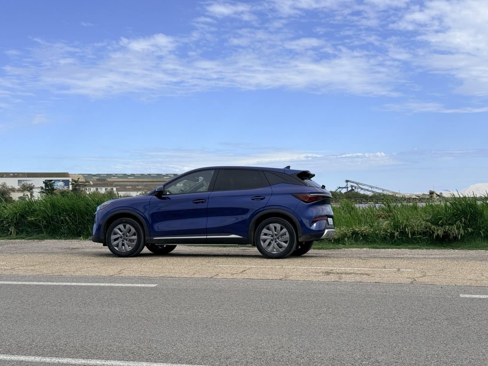 BYD ATTO 3 EVO de profil sur une route de l'arrière-pays