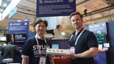 Léo du Café du Geek et le CEO de Deepscent avec le diffuseur et les capsules à VivaTech 2026