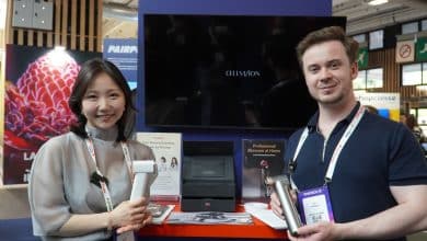 Léo du Café du Geek et la CEO d'Inertia tenant le Cellvision à VivaTech 2026