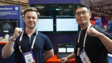 Léo du Café du Geek et le CEO de Lab of Apparel devant l'écran The Fashion OS à VivaTech 2026