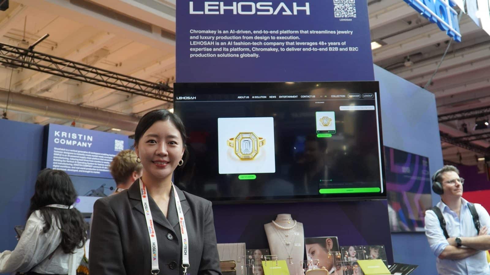 La CEO de LEHOSAH devant la démo ChromaKey et une bague générée par l'IA à VivaTech 2026