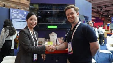 Léo du Café du Geek et la CEO de LEHOSAH devant le stand et la démo ChromaKey à VivaTech 2026