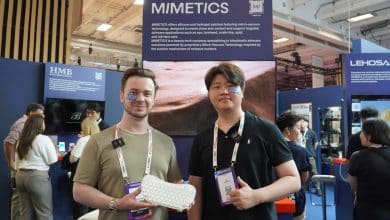 Léo du Café du Geek et le CEO de Mimetics avec le patch biomimétique à VivaTech 2026