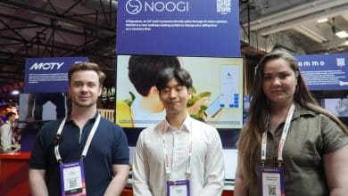 Léo du Café du Geek et l'équipe NOOGI sur le stand de la chaise N'Signature à VivaTech 2026