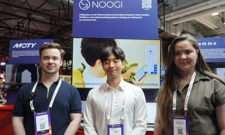 Léo du Café du Geek et l'équipe NOOGI sur le stand de la chaise N'Signature à VivaTech 2026