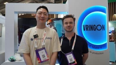 Léo du Café du Geek et un responsable de RebuilderAI sur le stand VRINGON à VivaTech 2026