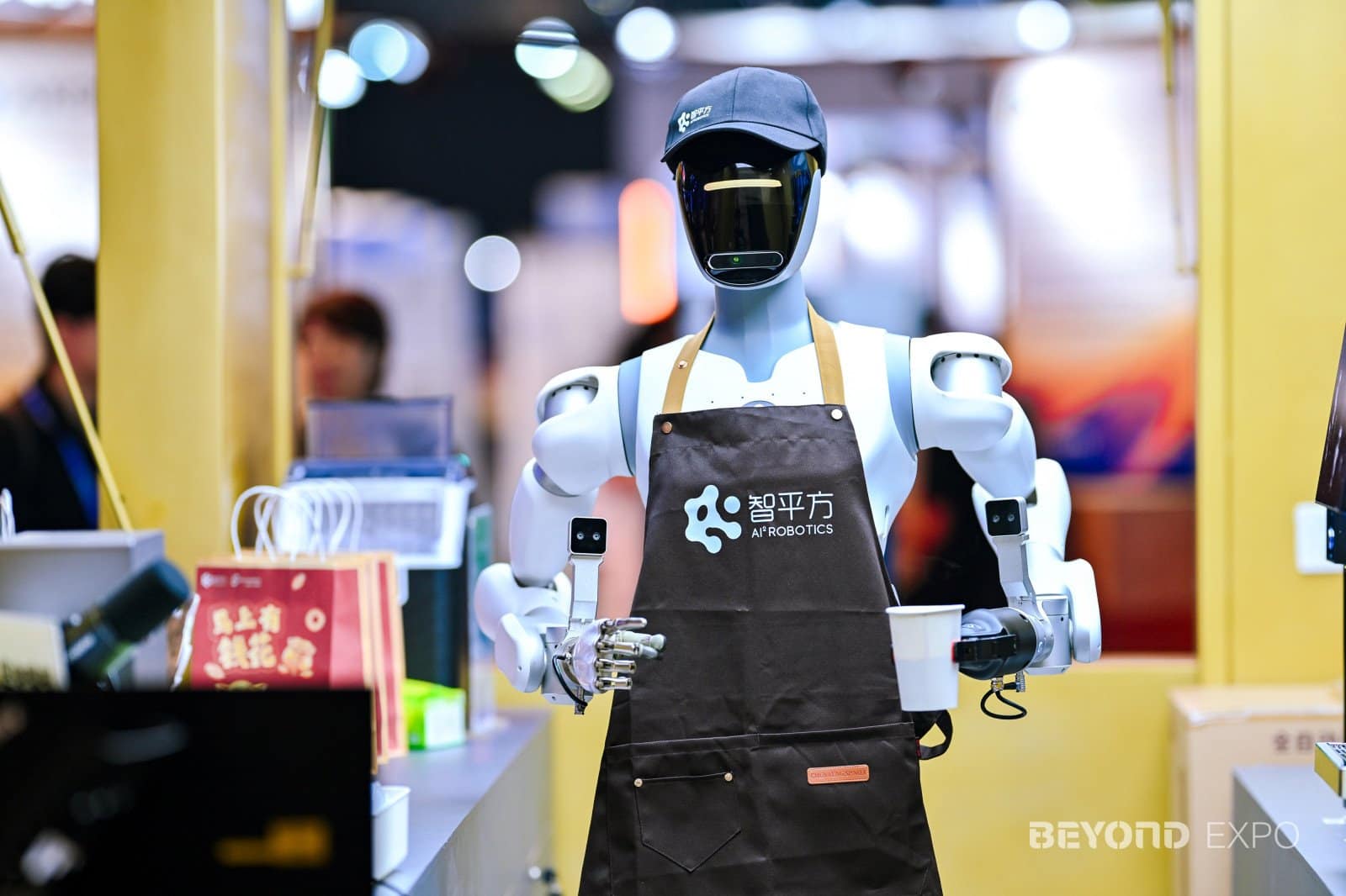 Robot humanoïde barista chinois (AI² Robotics) à Beyond Expo 2026