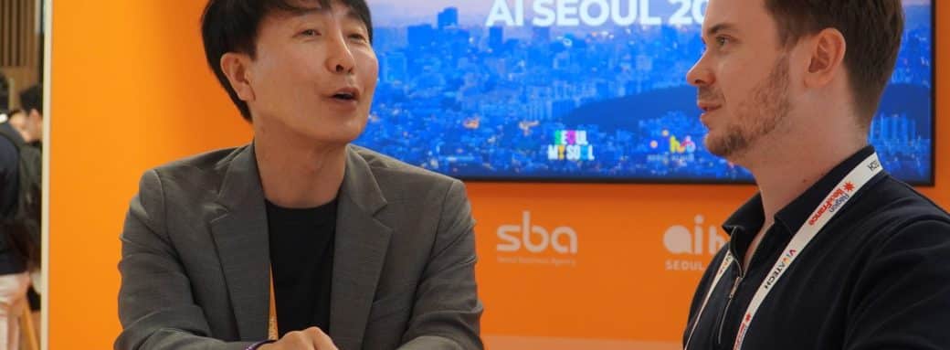 Léo du Café du Geek et Kim Hyunwoo de la Seoul Business Agency au pavillon Séoul de VivaTech 2026