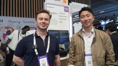 Léo du Café du Geek et un responsable de SconAI sur le stand SconChat à VivaTech 2026
