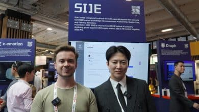 Léo du Café du Geek et le CEO de SIJE devant le stand à VivaTech 2026