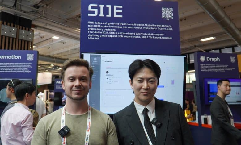 Léo du Café du Geek et le CEO de SIJE devant le stand à VivaTech 2026