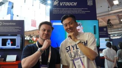 Léo du Café du Geek et le PDG de Vtouch avec la Wizpr Ring à VivaTech 2026