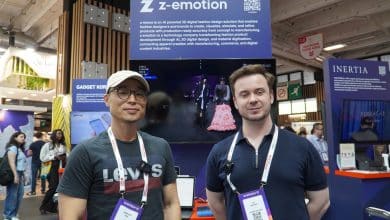 Léo du Café du Geek et le CEO de z-emotion devant leur stand à VivaTech 2026