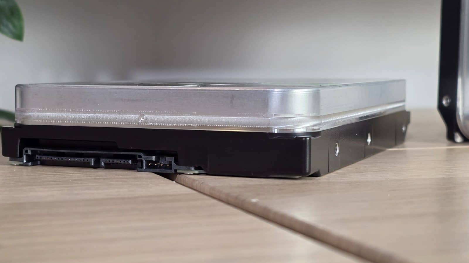 Connecteur SATA et trous de montage latéraux du Seagate Exos M 30 To