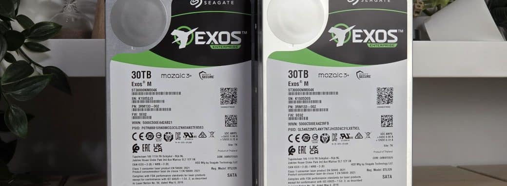 Deux disques durs Seagate Exos M 30 To côte à côte, étiquettes visibles