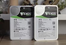 Deux disques durs Seagate Exos M 30 To côte à côte, étiquettes visibles