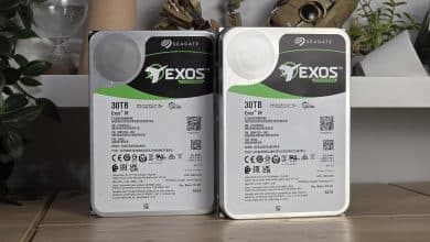 Deux disques durs Seagate Exos M 30 To côte à côte, étiquettes visibles
