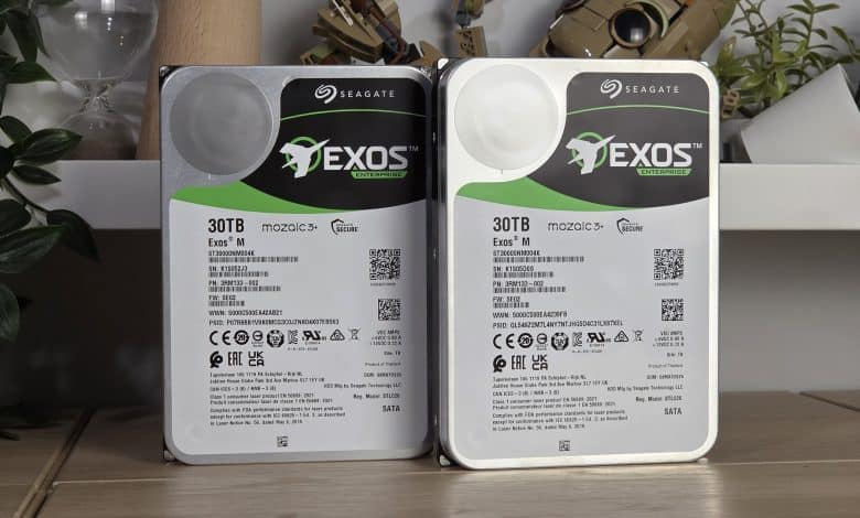 Deux disques durs Seagate Exos M 30 To côte à côte, étiquettes visibles