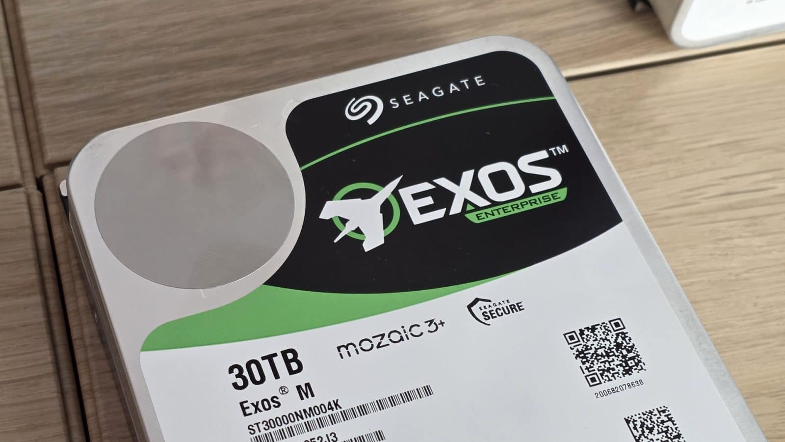 Étiquette du Seagate Exos M 30 To avec le logo Exos Enterprise et la mention Mozaic 3+
