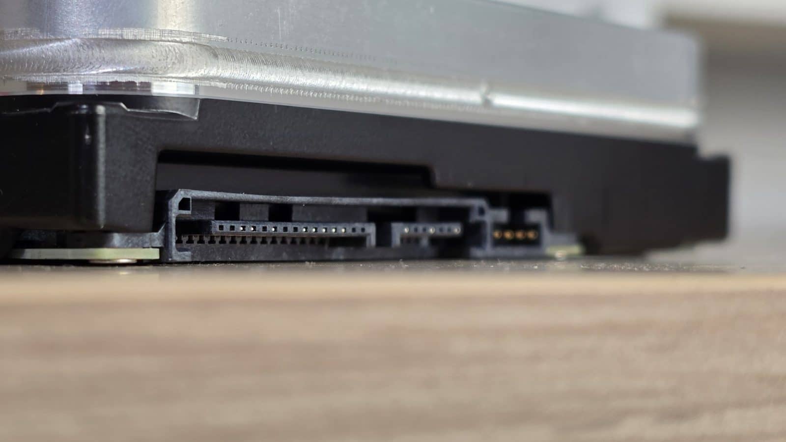 Gros plan macro sur le connecteur SATA alimentation et données du Seagate Exos M 30 To