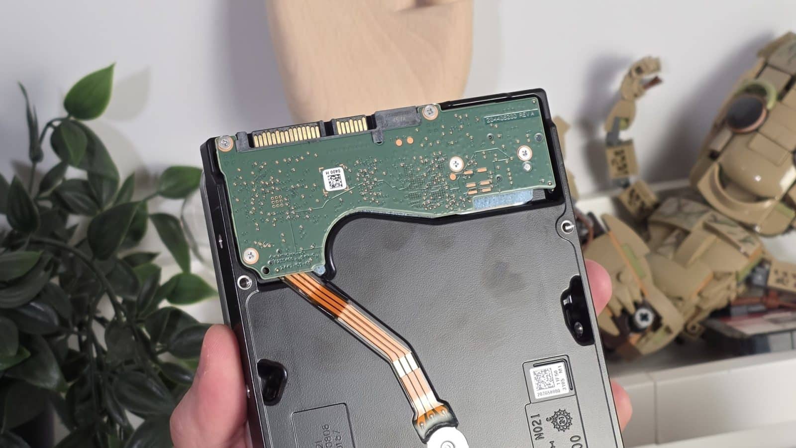 Dos du Seagate Exos M 30 To avec sa carte électronique verte et sa nappe orange
