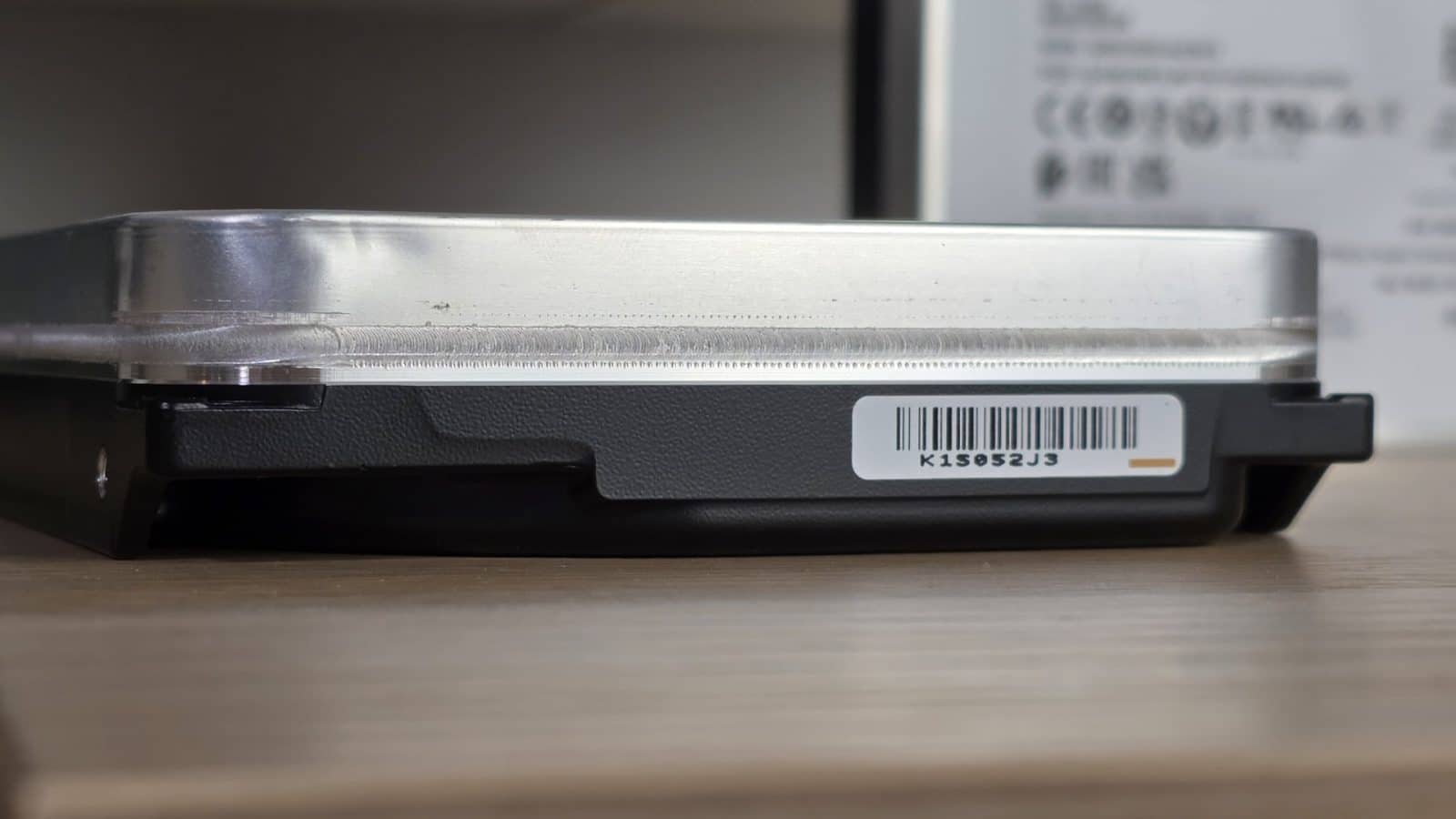 Vue de profil du Seagate Exos M 30 To montrant l'épaisseur du boîtier aluminium