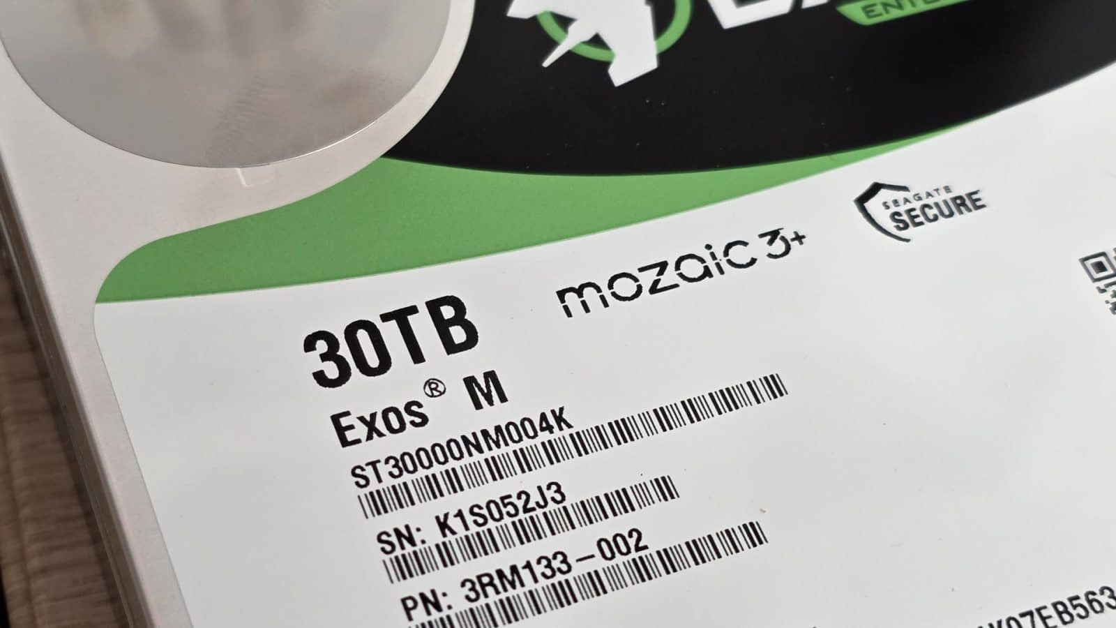 Référence ST30000NM004K et capacité 30 To sur l'étiquette du Seagate Exos M