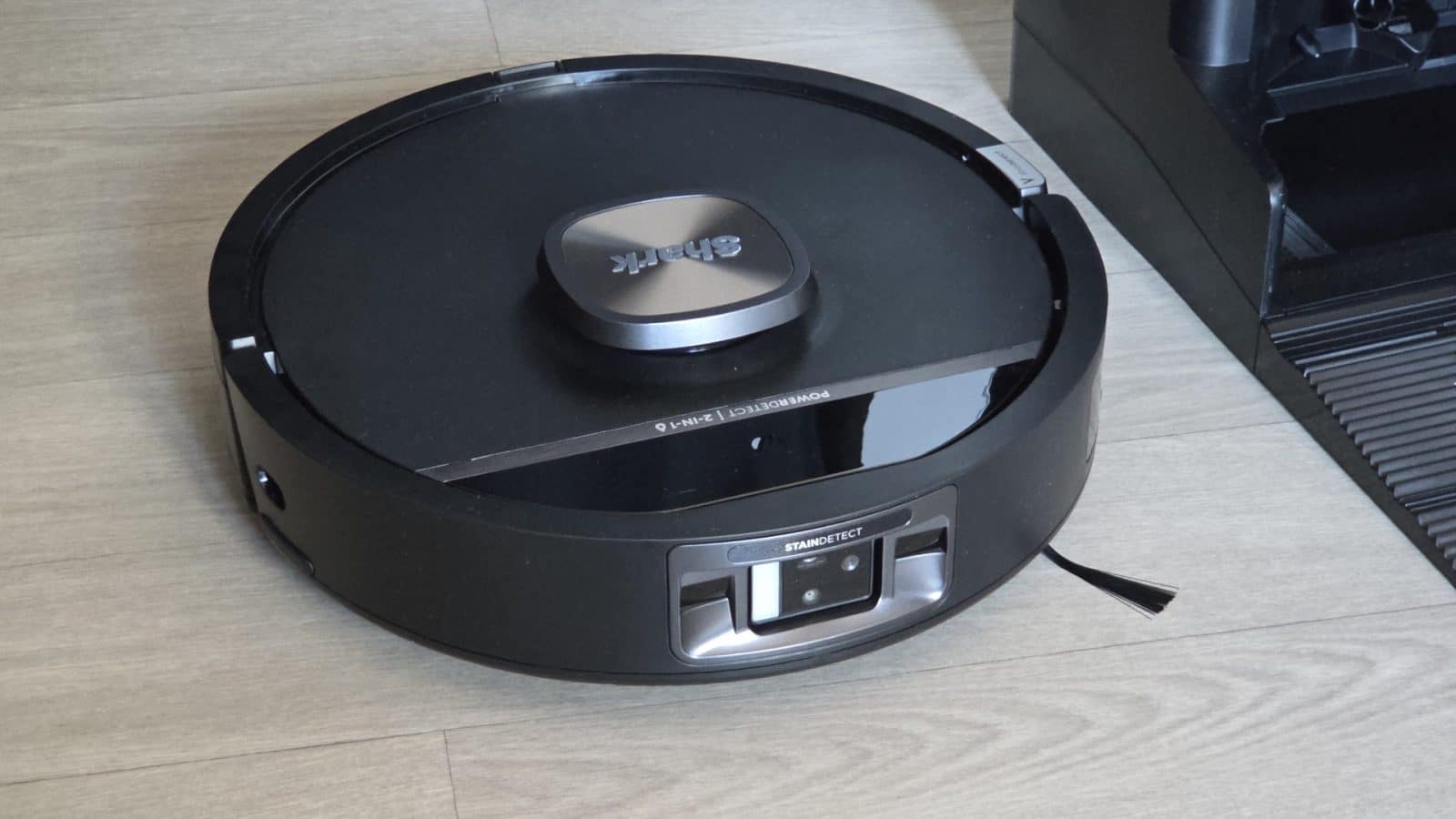 Vue de dessus du robot Shark PowerDetect UV Reveal avec le logo Shark et la mention PowerDetect 3-in-1