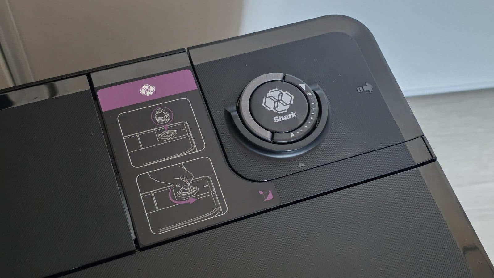 Gros plan sur la molette centrale et l'autocollant violet d'entretien des lingettes du Shark PowerDetect UV Reveal