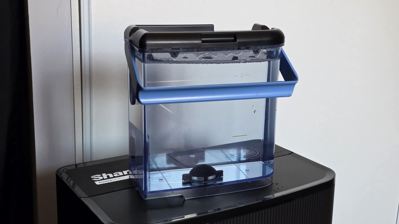 Le grand réservoir d'eau transparent posé sur la base du Shark PowerDetect UV Reveal