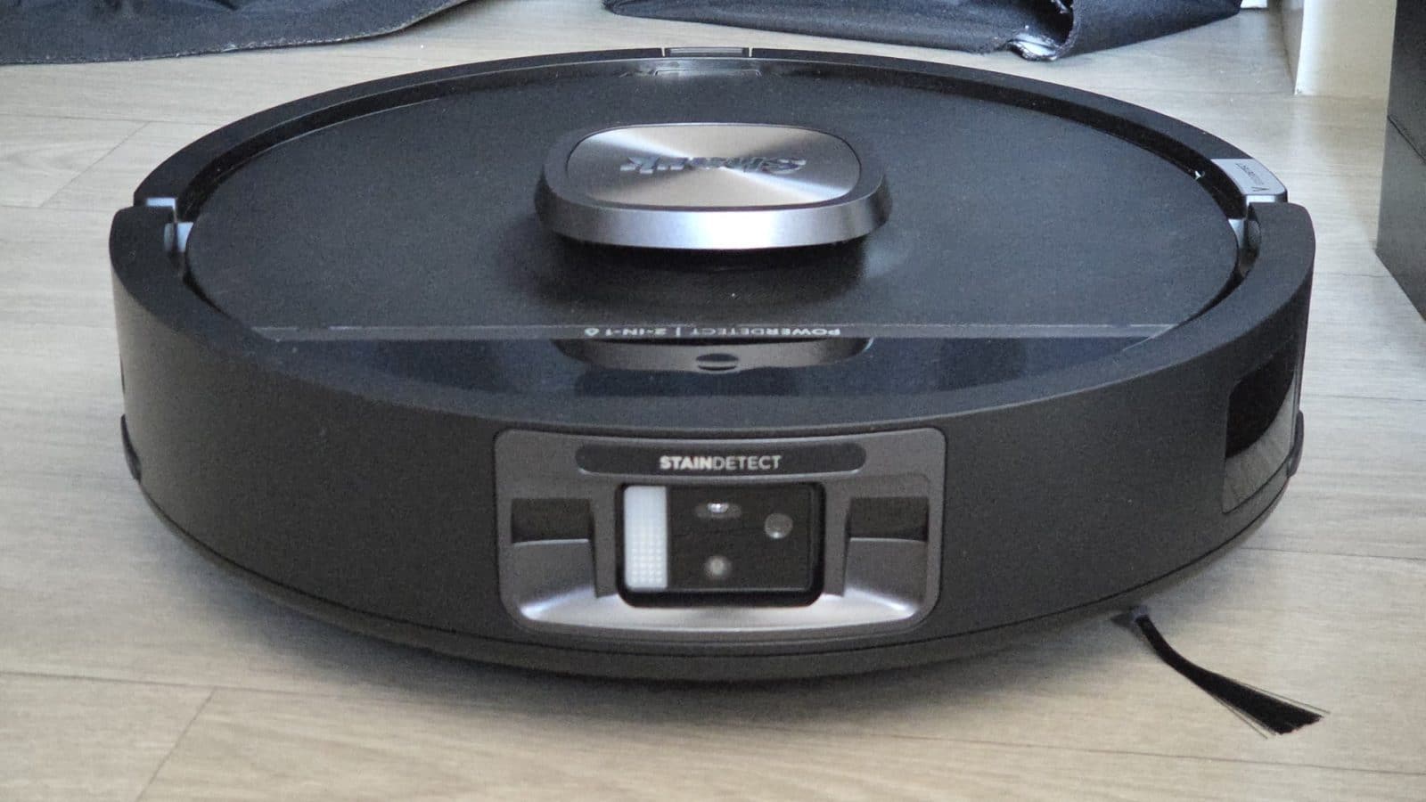 Gros plan sur le module StainDetect et les capteurs à l'avant du Shark PowerDetect UV Reveal