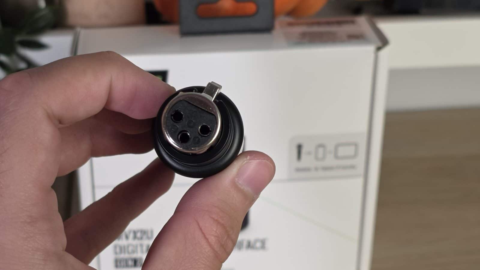 Gros plan sur l'entrée XLR femelle à trois broches du Shure MVX2U Gen 2