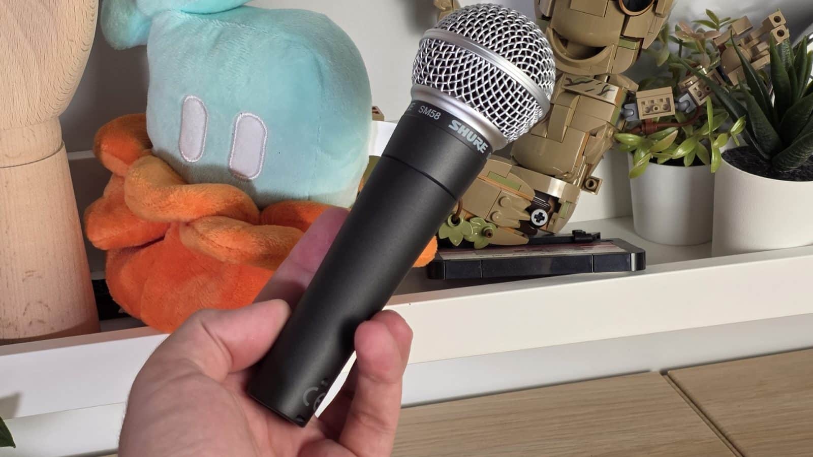 Micro Shure SM58 tenu en main lors du test du MVX2U Gen 2